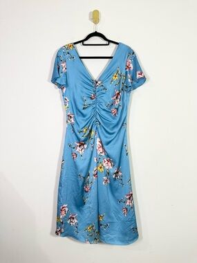 Avec Les Filles Ruched Blue Crepe Satin Floral Short Sleeve V-Neck Midi Dress